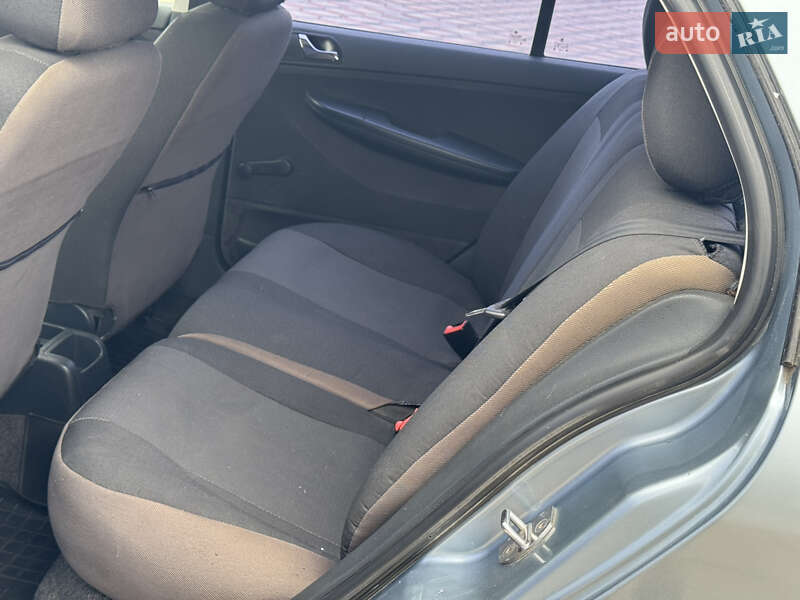 Седан Skoda Fabia 2003 в Черновцах