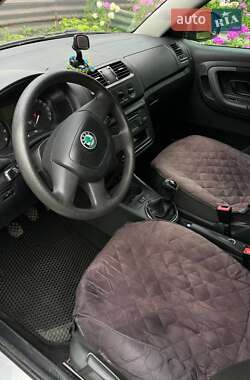 Хэтчбек Skoda Fabia 2011 в 