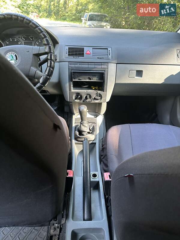 Хэтчбек Skoda Fabia 2003 в Киеве