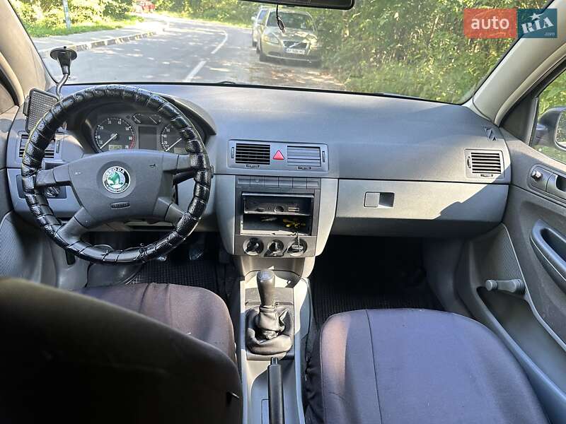 Хэтчбек Skoda Fabia 2003 в Киеве
