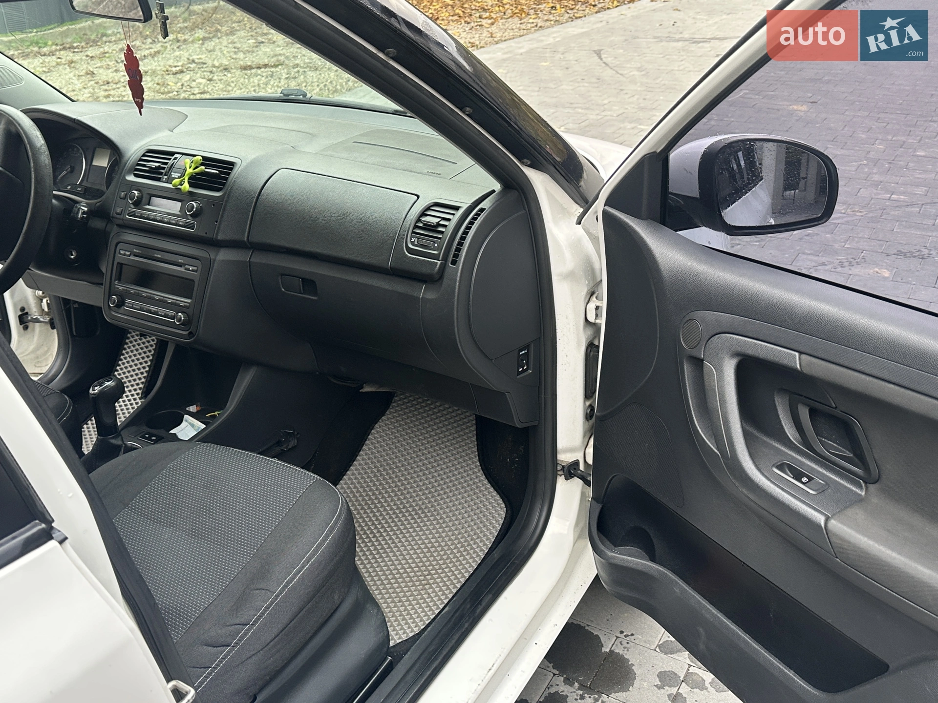 2011 Skoda Fabia - мініатюра 9