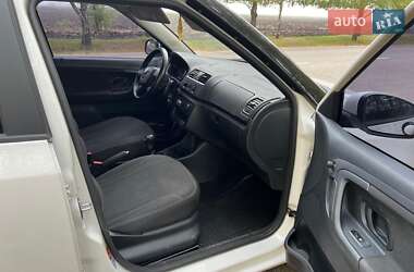 Хэтчбек Skoda Fabia 2012 в 
