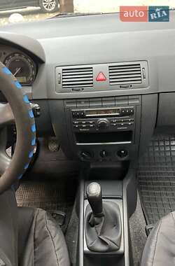 Хетчбек Skoda Fabia 2004 в 