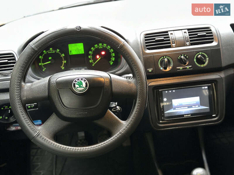 Хетчбек Skoda Fabia 2012 в Дніпрі