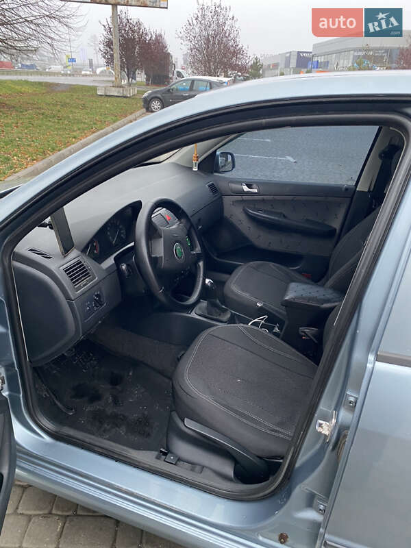 Хэтчбек Skoda Fabia 2004 в Виннице