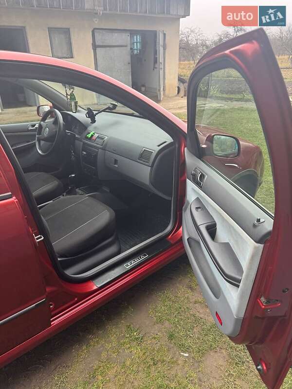 Седан Skoda Fabia 2002 в Золочеве