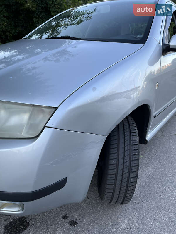Седан Skoda Fabia 2004 в Києві