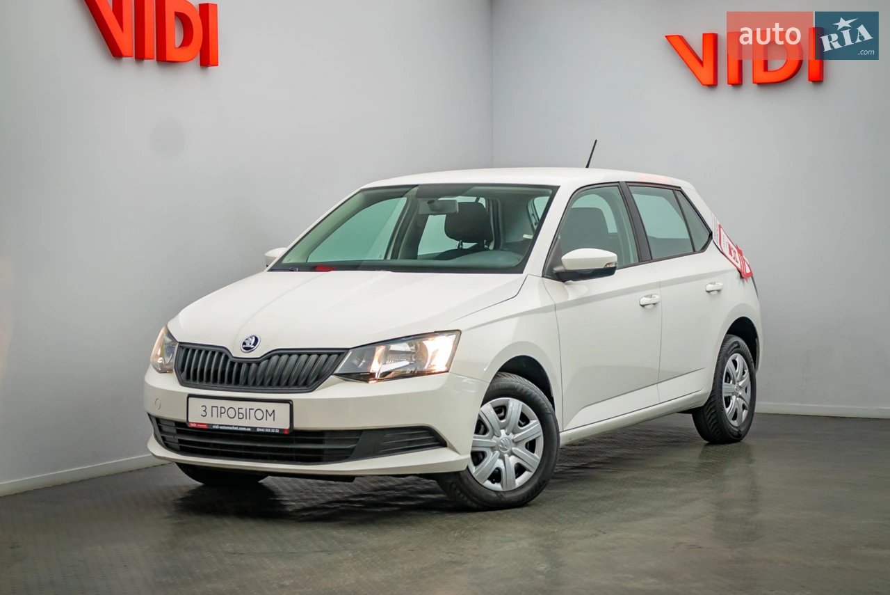 Офіційні авто Skoda Fabia 2018 року розпродаж корпоративного парку авто за вигідною ціною. Маємо великий вибір Skoda Fabia, у різних комплектаціях та станах - обирайте найкраще. Вартість авто з ПДВ. Оптовим покупцям спеціальні знижки. Всі автомобілі пройшли ретельну технічну перевірку, мають прозору історію обслуговування та відповідають високим стандартам якості.
Переваги цього авто:
- Економічний бензиновий двигун обємом 1 л.
- Передній привід, що забезпечує комфортне керування.
- Просторий салон для зручності водія та пасажирів.
- Надійна механічна коробка передач
- Кондиціонер

Всі розрахунки офіційно через банк, безпечно і прозоро.
Кредит, лізинг, трейд-ін, зручні фінансові рішення для вас.
Обмін та викуп авто, швидко та вигідно.
Документальний супровід, без зайвих турбот.
КАСКО та ОСЦПВ, вигідні страхові програми.

Найбільший салон перевірених авто в Києві, працюємо 7 днів на тиждень. Обирайте надійність та комфорт разом із професіоналами!