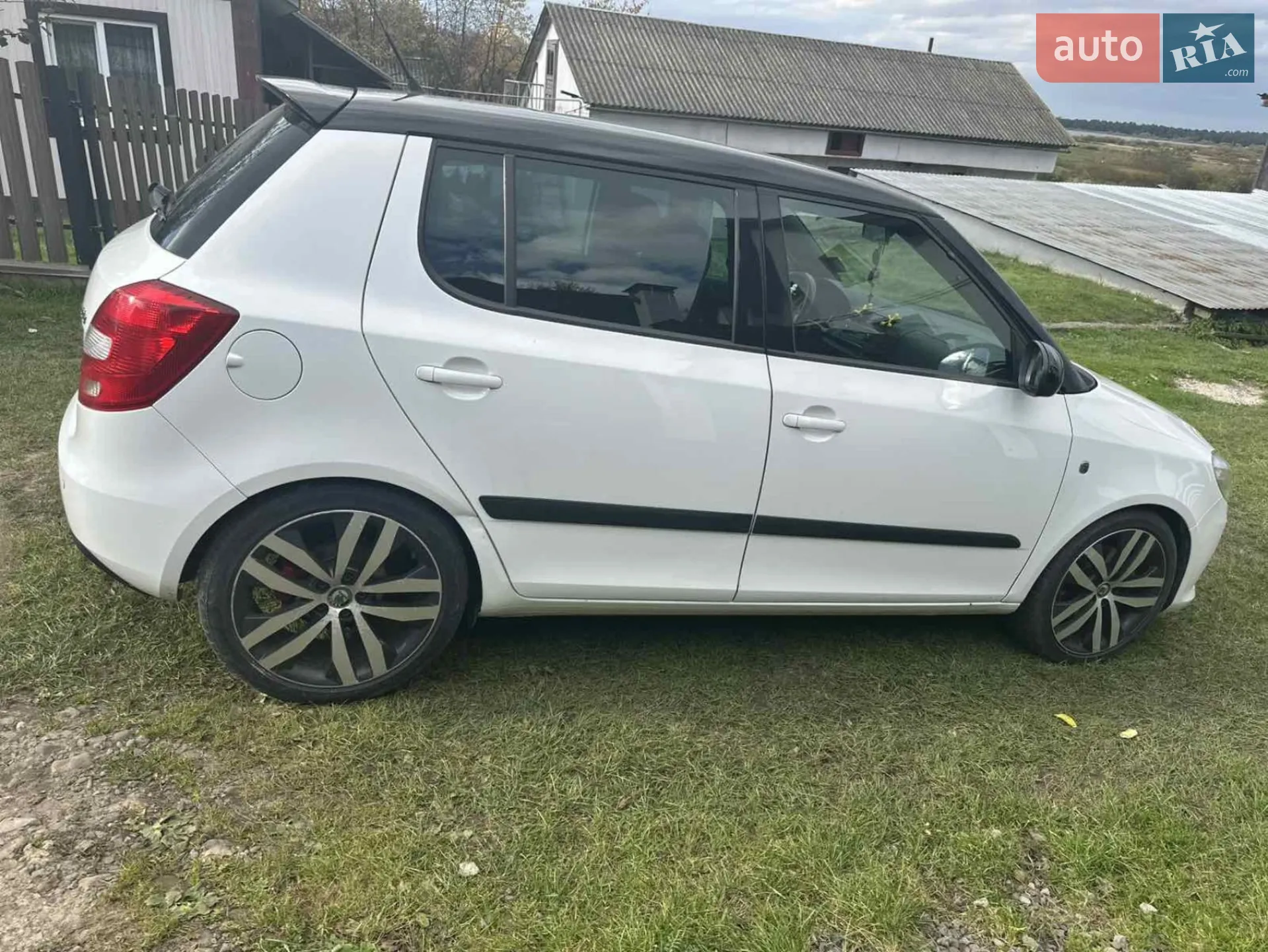 2011 Skoda Fabia - мініатюра 2