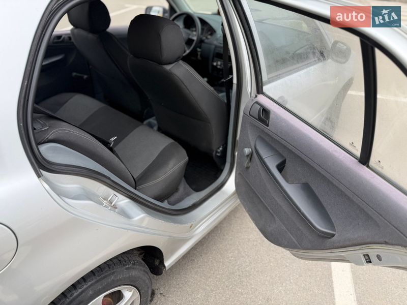 Хэтчбек Skoda Fabia 2002 в Киеве