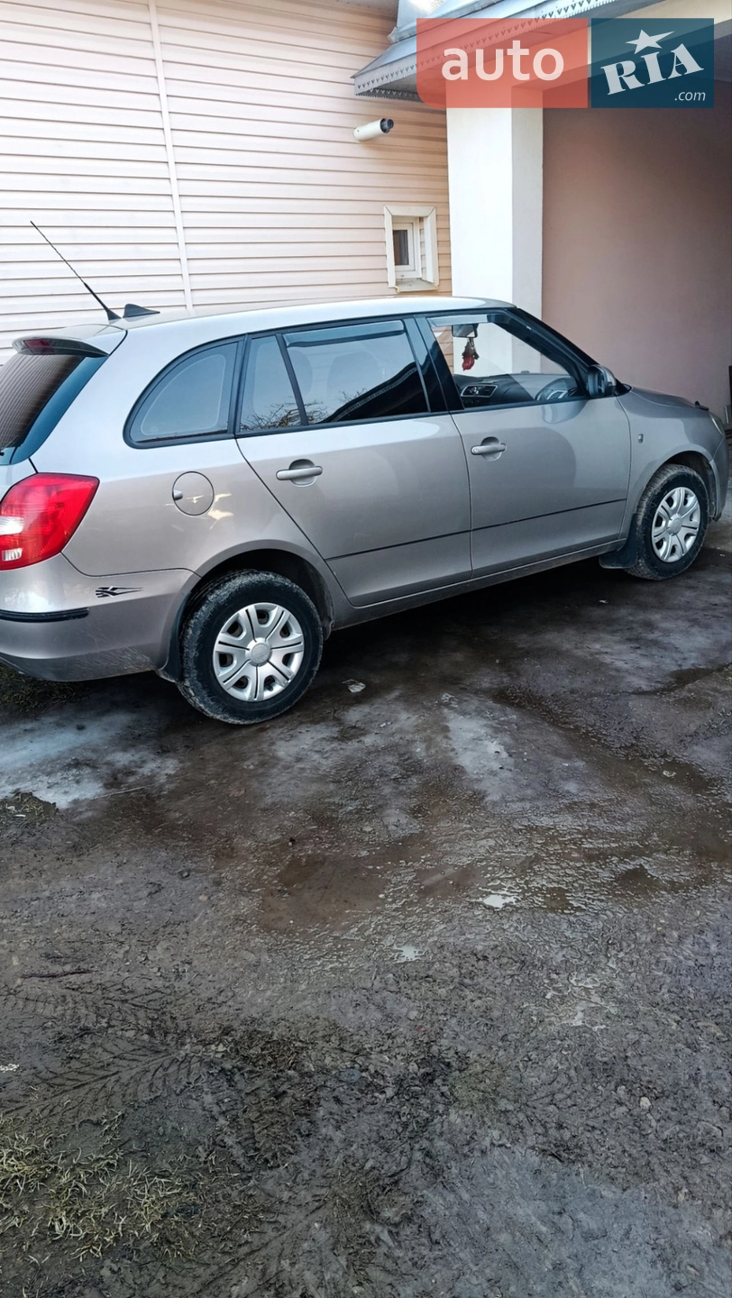 2010 Skoda Fabia - мініатюра 2