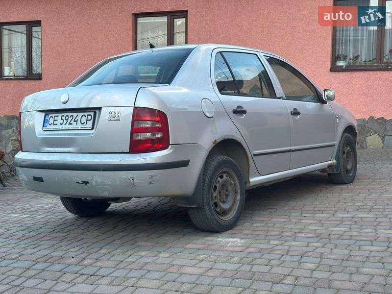Седан Skoda Fabia 2002 в Чернівцях