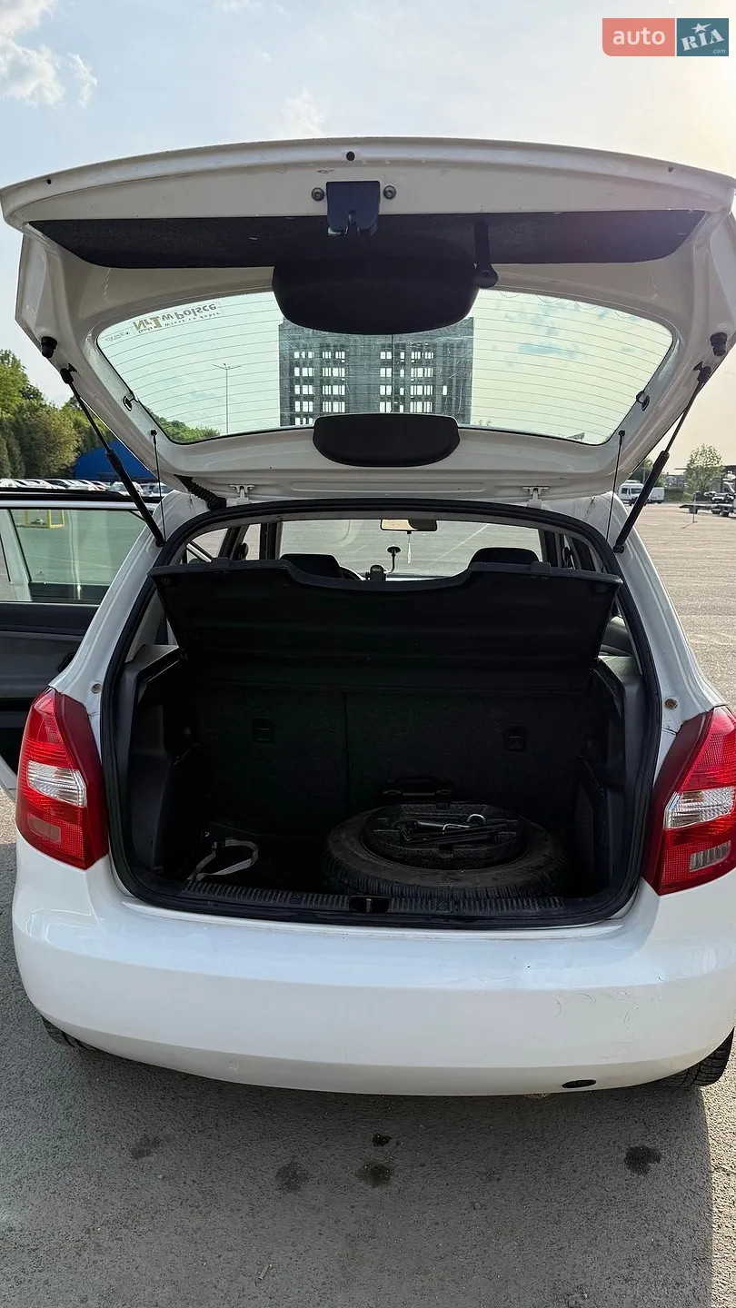 2010 Skoda Fabia - мініатюра 11