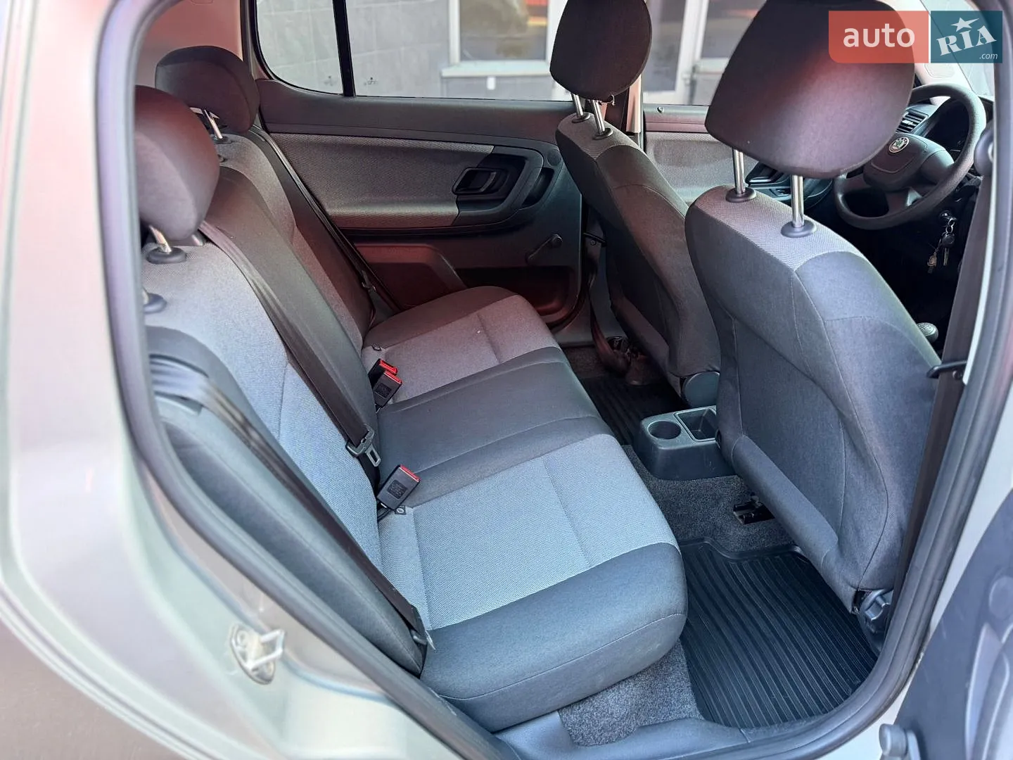 2011 Skoda Fabia - мініатюра 10