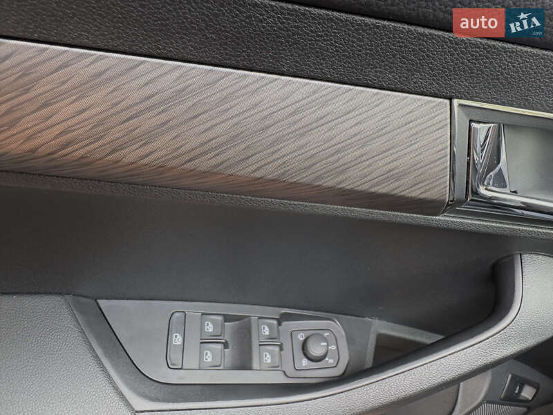 Внедорожник / Кроссовер Skoda Karoq 2024 в Днепре