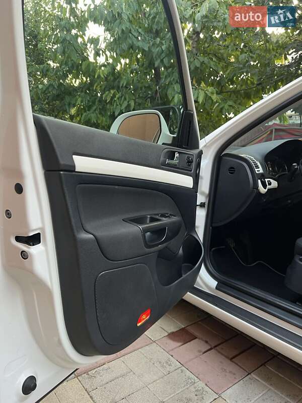 Универсал Skoda Octavia 2010 в Магдалиновке