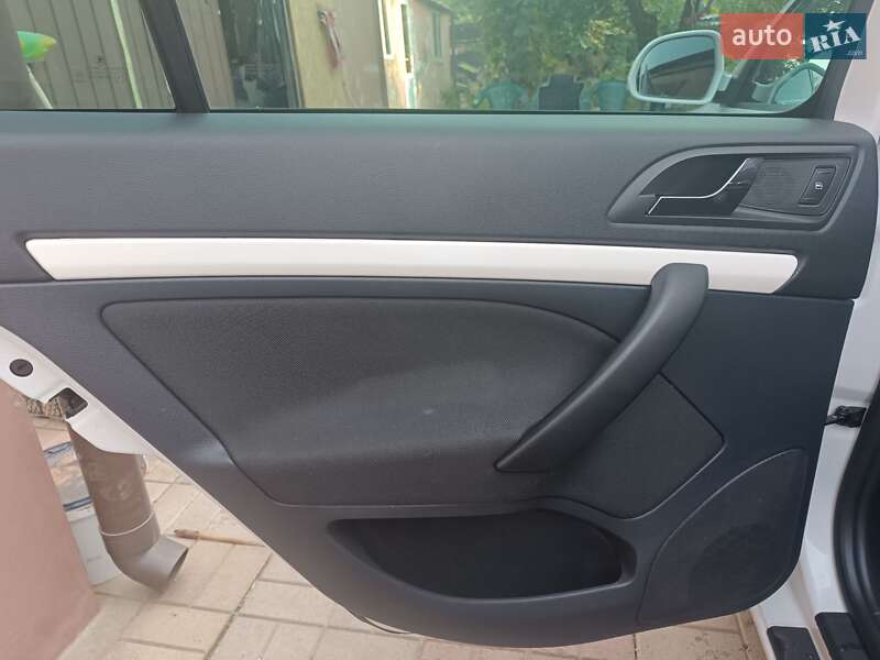 Универсал Skoda Octavia 2010 в Магдалиновке