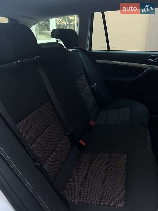 Универсал Skoda Octavia 2010 в Магдалиновке