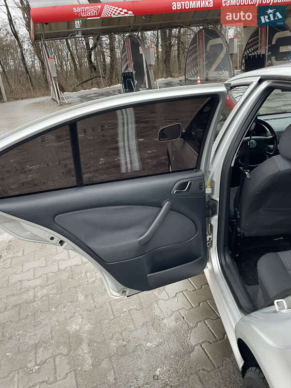 Лифтбек Skoda Octavia 2003 в Луцке