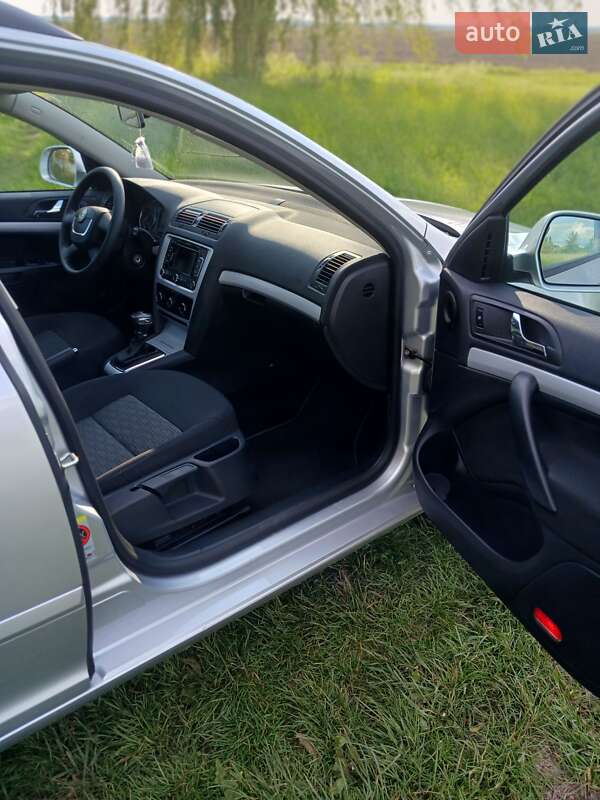Универсал Skoda Octavia 2011 в Хороле