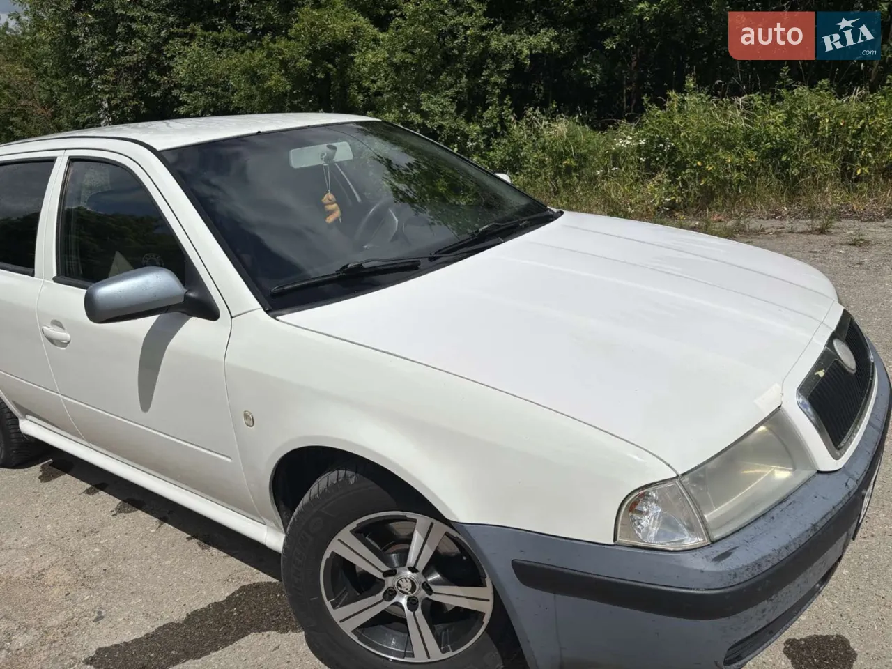 продам власний автомобіль skoda octavia tour 1.9 TDI 66 кВт
авто на повному ходу чистий та охайний салон
двигун КПП в порядку замінено було щеплення 50000 км тому
нові гальмівні передні диски в круг нові гальмівні колодки троси ручника циліндрики задні 
новий акумулятор 
нове лобове стекло замінено було по причині тріщини є автоцивілка до кінця травня 26-го року 
кого зацікавило телефонуйте.