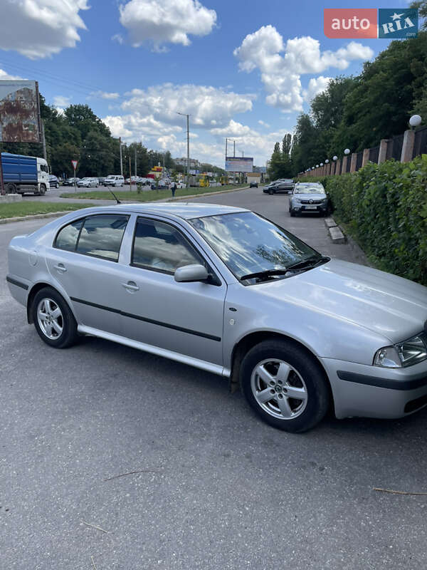 Седан Skoda Octavia 2001 в Светловодске
