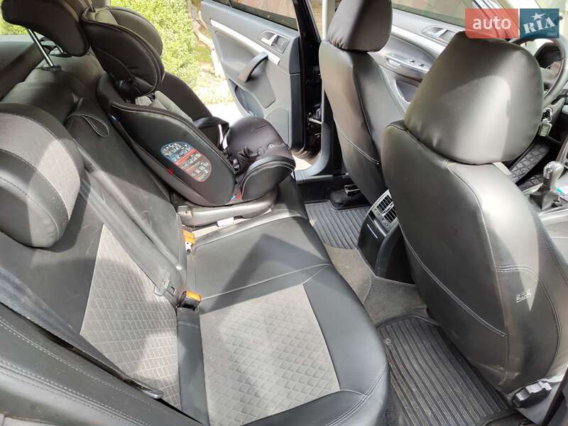 Універсал Skoda Octavia 2010 в Дніпрі