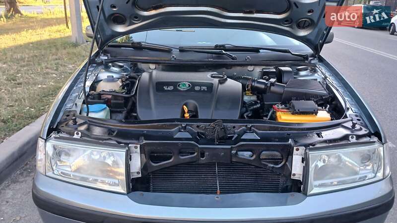 Ліфтбек Skoda Octavia 2002 в  фото Ліфтбек Skoda Octavia 2002 в