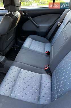 Лифтбек Skoda Octavia 2002 в 