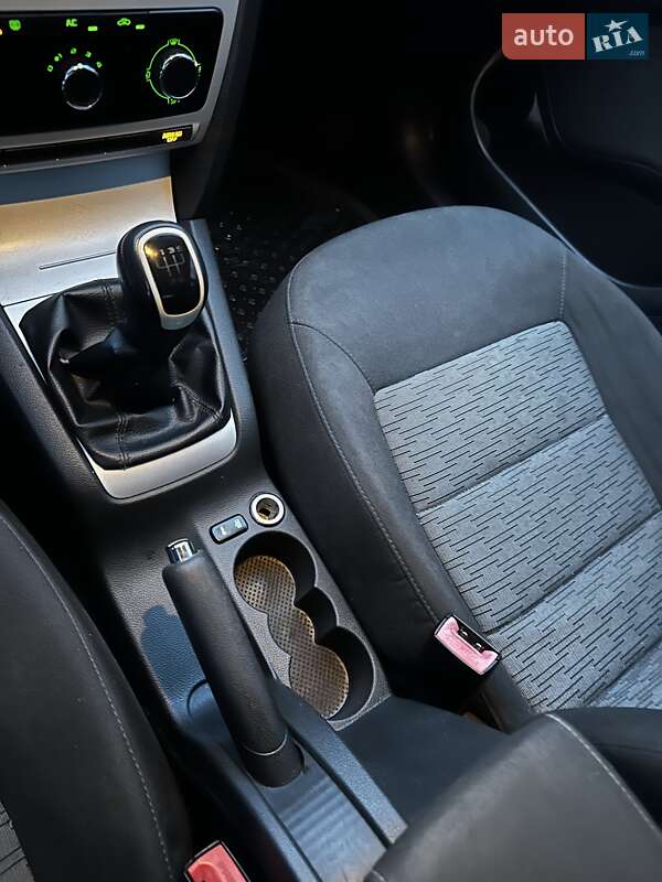Ліфтбек Skoda Octavia 2011 в Надвірній фото 18 Ліфтбек Skoda Octavia 2011 в Надвірній