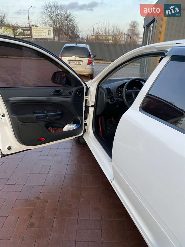 Лифтбек Skoda Octavia 2010 в Ровно