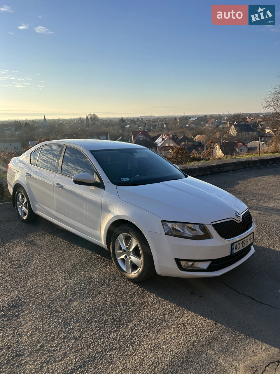 Авто, яке не просить “повірити” — воно просто їде і не підводить.
Якщо шукаєш Octavia “без сюрпризів” — ти її щойно знайшов. Сів і поїхав!
⸻
Не продаю «ідеальну для своїх років».
Продаю чесну, доглянуту Skoda Octavia, яку не соромно показати майстру — і собі залишити.
⸻
Це авто не з перекупського майданчика і не “зліплене під продаж”.
Я перший власник в Україні. Машина приїхала з Європи з лізингу — з реальною історією та пробігом.
Обслуговувалась тільки в офіціалів, без експериментів і “зекономимо тут”.
Їдеш — і просто спокійно їдеш.
Без сторонніх звуків, без сюрпризів, без думки: «а що там зараз вилізе?»
⸻
🚗 Skoda Octavia A7
📅 2015 рік
📍 Мукачево
🧭 Пробіг: 302 000 км (оригінал, підтверджений)
⚙️ 1.4 TSI / 150 к.с. / 6-ст. механіка
⛽️ Розхід: 4.5 траса / 6.5 місто
💰 Ціна: 10 500 $
⸻
✔️ Куплена на лізинговому аукціоні в Європі (2021 р.)
✔️ В Україні з січня 2022 — я перший власник
✔️ Без ДТП, без підкрасів, вся в рідній фарбі, всі вікна рідні
✔️ Двигун масла не бере взагалі
✔️ Повністю обслужена — все по регламенту, в офіціалів
✔️ За 4 роки замінено:
– ГРМ
– колодки
– дросельна заслонка
– масло/фільтра кожні 8–9 тис
– свічки кожні 30 тис
Є всі накладні і документи про роботи і платежі. Все робилося на Форвард авто центр, м.Мукачево.
✔️ Ходова без зауважень — нічого не гримить і не стукає
✔️ Зимова гума Barum Polaris 2021, ~85%
✔️ Оригінальні титанові диски
✔️ Салон чистий, не прокурений
✔️ Заправка тільки 95 на Окко
Комплектація Style:
– двозонний клімат
– підігрів сидінь
– підігрів дзеркал і заднього скла
– автоскладання дзеркал
– старт/стоп
—повний електропакет
– круїз-контроль
– мультикермо
– Bluetooth / USB
– парктронік задній
– магнітола
– 2 ключі
– повноцінна запаска
-датчик тиску в шинах
⸻
Якщо шукаєш живу Octavia без кота в мішку — пиши.
Покажу все чесно, без “а давай не будемо дивитись сюди”.
Торг — тільки біля авто і тільки аргументований на каву і переписку.
Готовий до будь яких перевірок- подборщики, СТО, офіціали, міленіали,..
Пишіть, дзвоніть