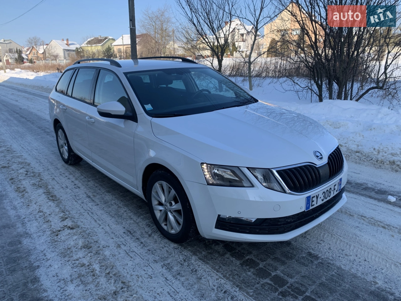 Свіжопригнана! Розмитнена 100%! Сертифікат пройдено та в наявності ! Машинка у відмінному стані, рідна фарба! Пробіг оригінальний 100%, підтверджений сервісними документами! 2 ключа! Парктроніки перед та зад! Датчики світла та дощу! Складання дзеркал! 2-ох зонний клімат- контроль! Детальніша інф. по тел.