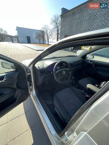 Седан Skoda Octavia 2001 в Светловодске