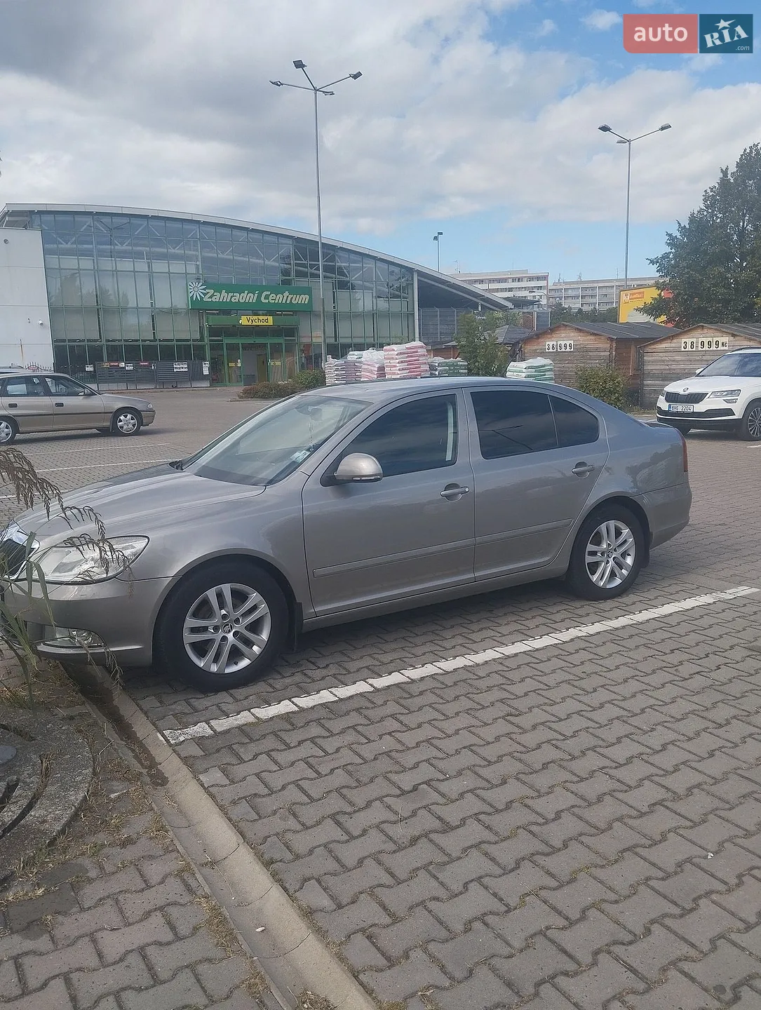 2010 Skoda Octavia - мініатюра 2