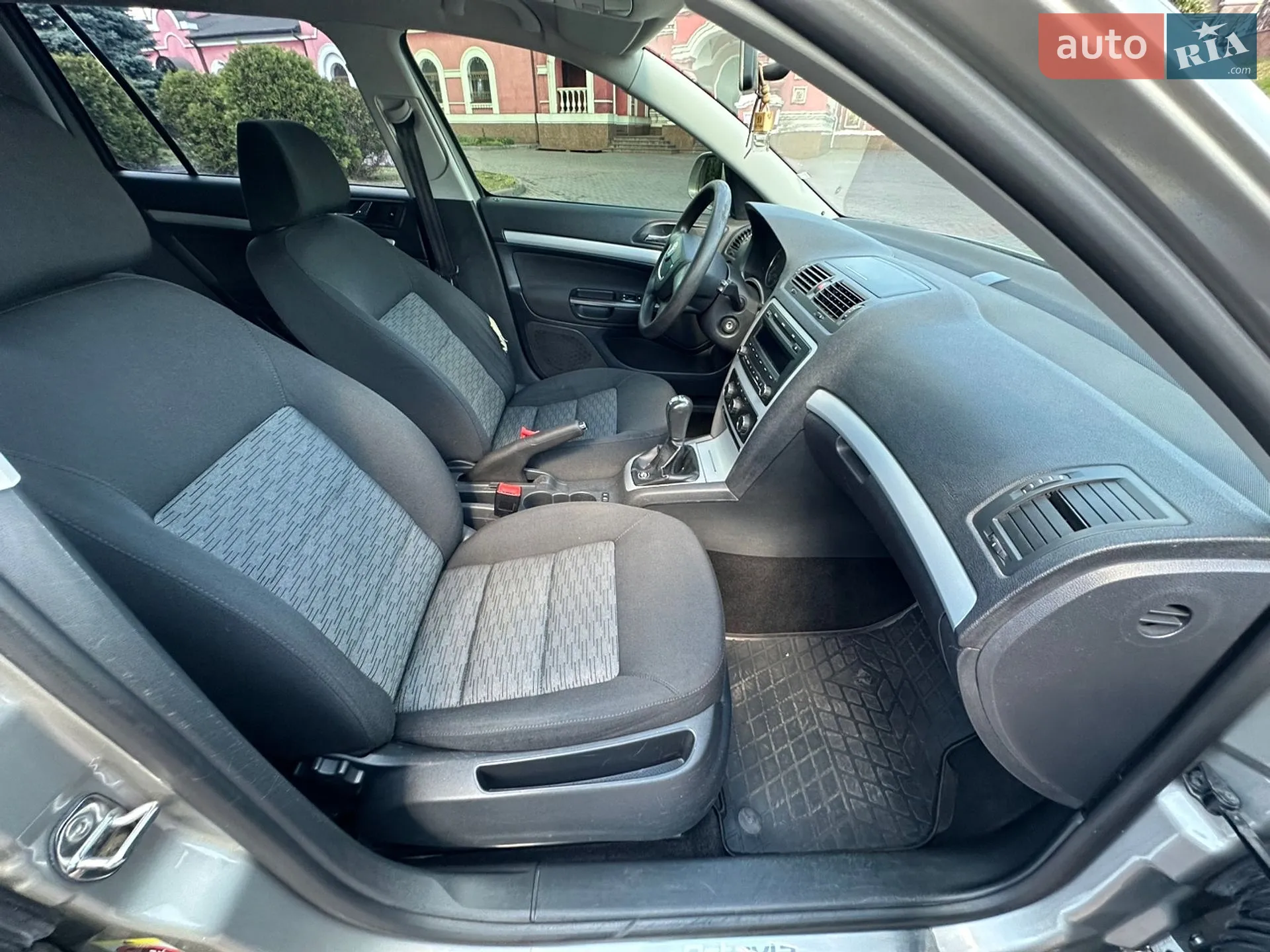 2010 Skoda Octavia - мініатюра 16