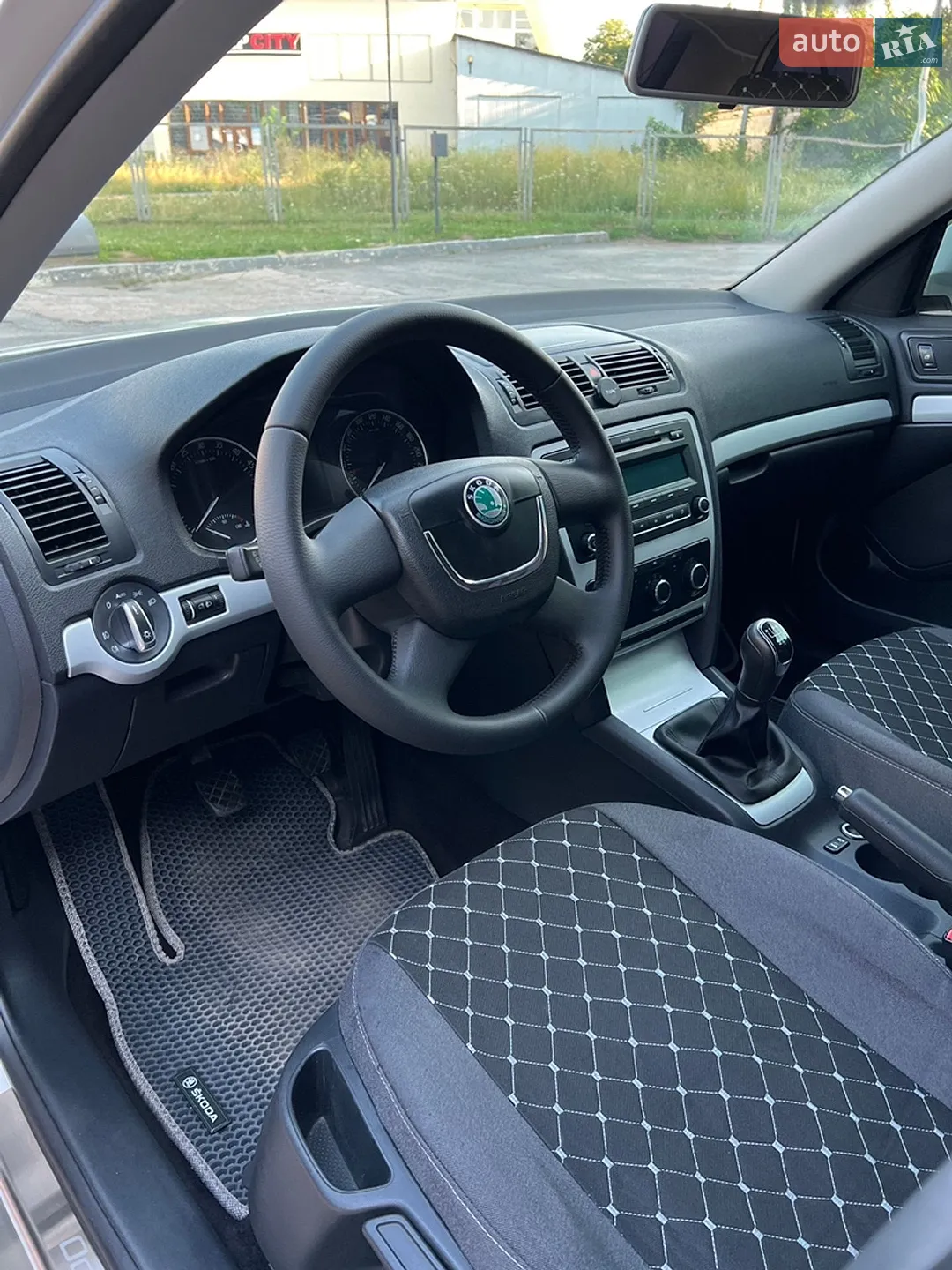 2010 Skoda Octavia - мініатюра 13