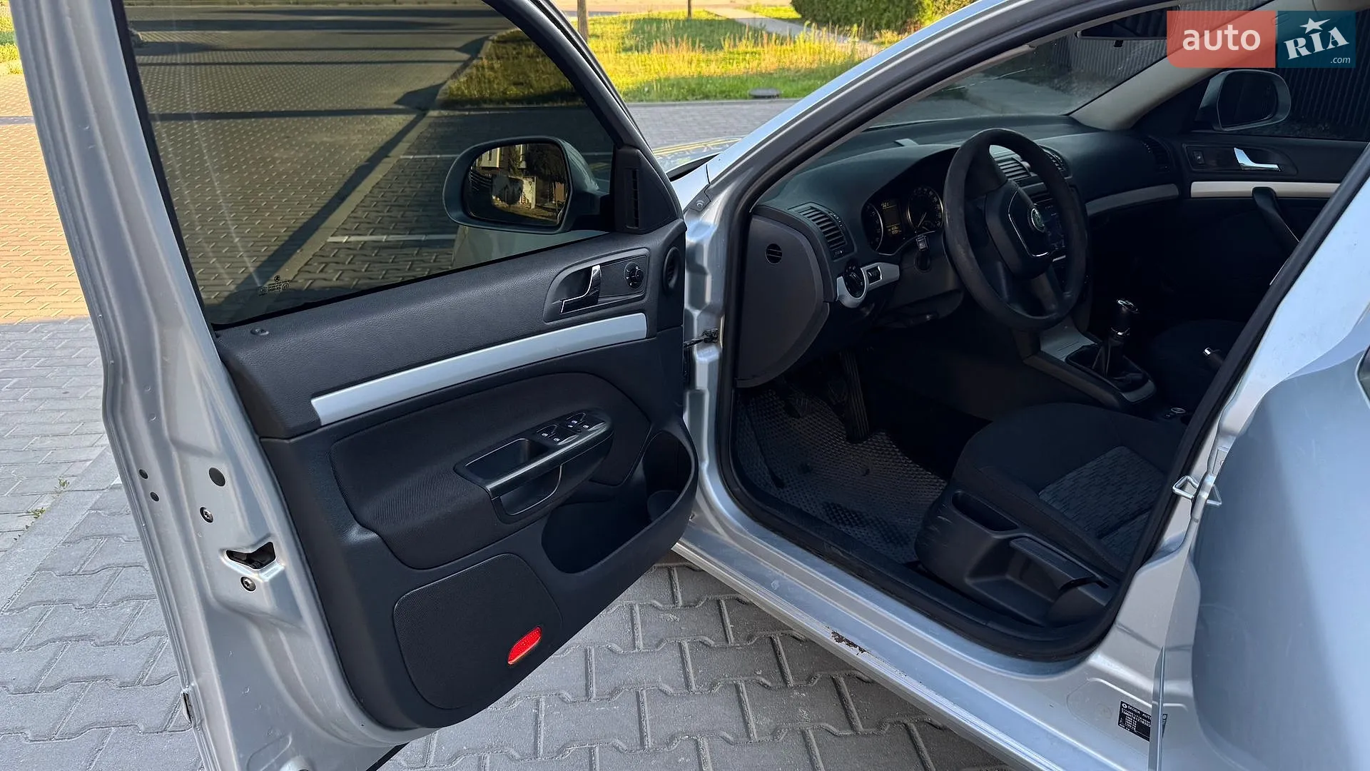 2010 Skoda Octavia - мініатюра 12