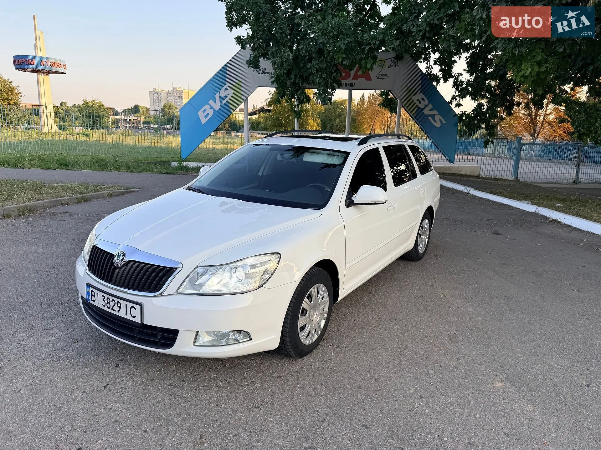 2010 Skoda Octavia - мініатюра 2