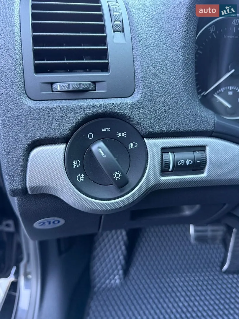 2010 Skoda Octavia - мініатюра 30