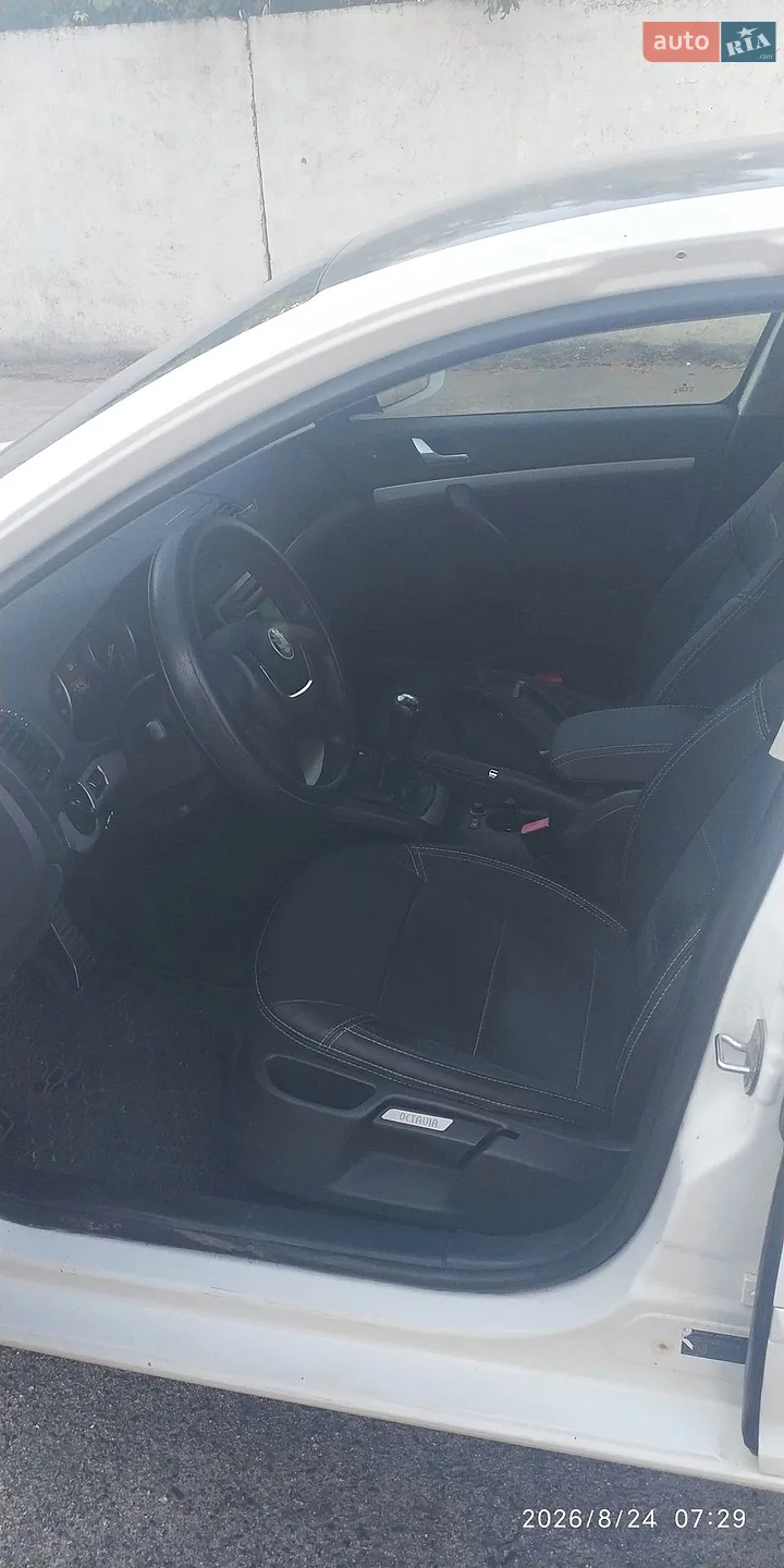 2010 Skoda Octavia - мініатюра 8