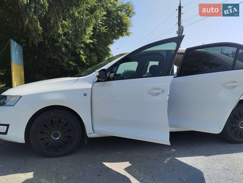 Лифтбек Skoda Rapid 2015 в Ромнах