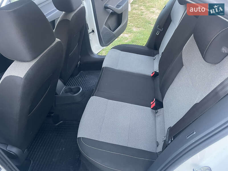 Лифтбек Skoda Rapid 2013 в Киеве фото 20 Лифтбек Skoda Rapid 2013 в Киеве