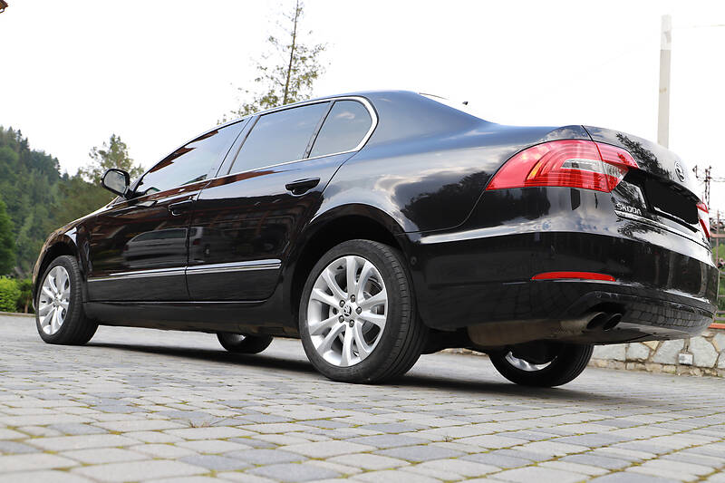 Седан Skoda Superb 2015 в Івано-Франківську