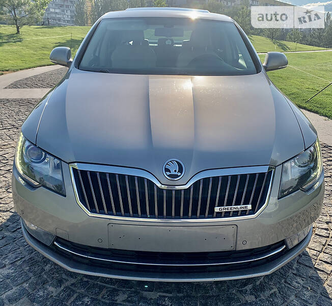 Седан Skoda Superb 2015 в Днепре