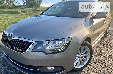 Седан Skoda Superb 2015 в 