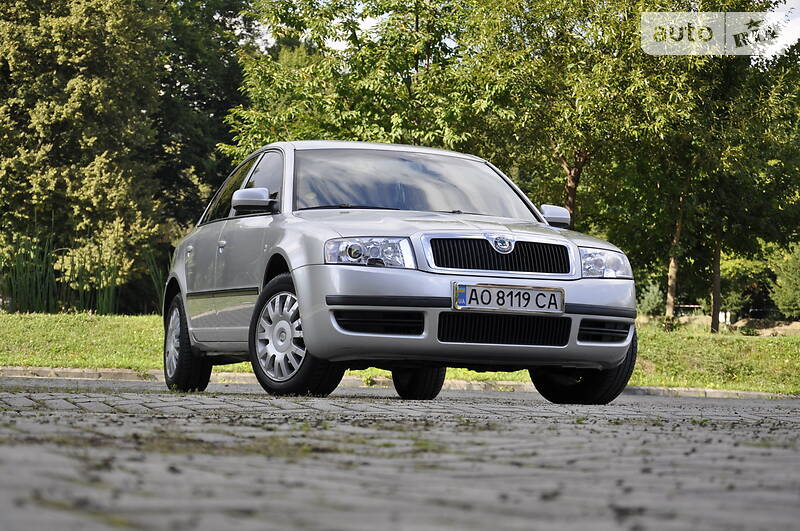 Седан Skoda Superb 2004 в Сваляве