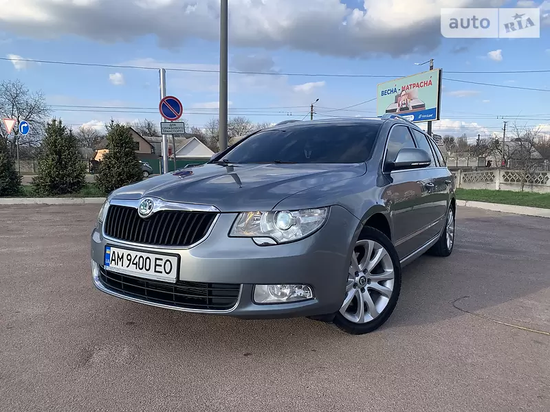 Пишіть у чат
Продам ЧЕСНИЙ власний автомобіль!
Один власник у Німеччині та один власник в Україні!Сам шукав,сам купував собі у Німеччині!
Автомобіль має 100% чесний пробіг!!!Можна перевірити по базі шкоди-є всі відмітки про проходження техобслуговування в Германії.На Україні ПОВНІСТЮ обслужив для себе:
замінив Демфер Оригінал 
Ремінь ГРМ,роліки,помпу
Масло в коробці 
Масло в двигуні,всі фільтри
Гальмівні колодки
Акумулятор 
Все по ходові
Встановив оригінальні бризговики,затонував вікна дорогою плівкою,встановив сучасну сигналізацію з імобілайзером 
Коробка DSG 6- мокра-найкраща безпроблемна!!!
Автомобіль НЕ ФАРБОВАНИЙ ЗОВСІМ-все в рідні фарбі в тому числі бампера!
Лед активний Ксенон!
Диски літні R17титанові(на фото) та літня резина Нова 2025рік
Комплект дисків R16 з хорошою зимовою резиною(2023рік)
ХТО ШУКАЄ СОБІ ЧЕСНУ,НЕ ФАРБОВАНУ,З ЧЕСНИМ МАЛИМ ПРОБІГОМ І ПОВНІСТЮ ОБСЛУЖЕНУ ШКОДУ СУПЕРБ-ЦЕ НАЙКРАЩИЙ ВАРІАНТ!!!

