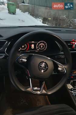 Лифтбек Skoda Superb 2016 в 