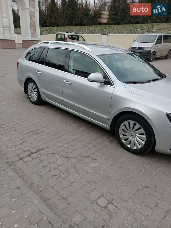 Универсал Skoda Superb 2013 в Остроге